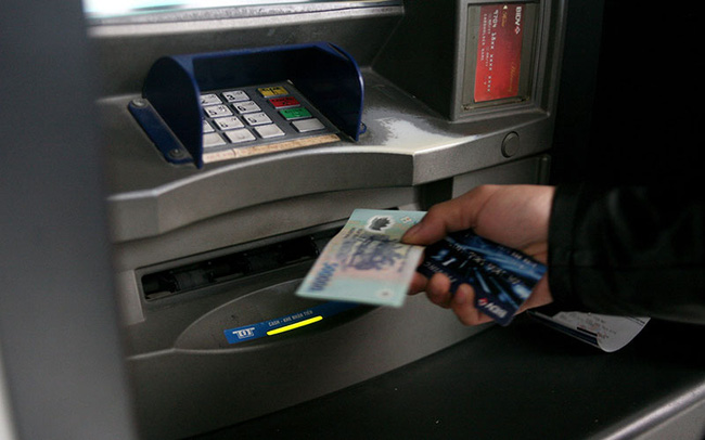 Bị nuốt thẻ ATM khác hệ thống, làm thế nào để lấy lại và quá thời hạn 10 ngày thì sẽ ra sao?