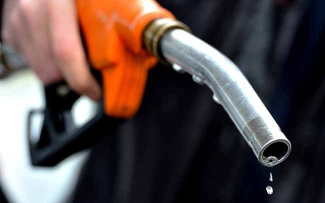Giá xăng dầu tăng mạnh gần 1.000 đồng, xăng RON 95 vượt 25.300 đồng/lít