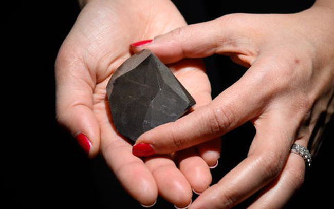 Xuất hiện người mua viên kim cương đen 555,55 carat từ ngoài hành tinh với giá 4,3 triệu USD tiền điện tử