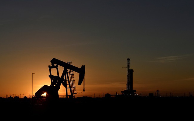 OPEC+ khó tăng sản lượng, giá dầu đi lên