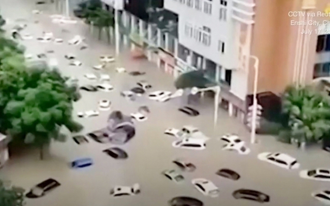 Dòng nước lũ chảy xiết cuốn phăng hàng loạt ô tô trên đường phố tại Trung Quốc
