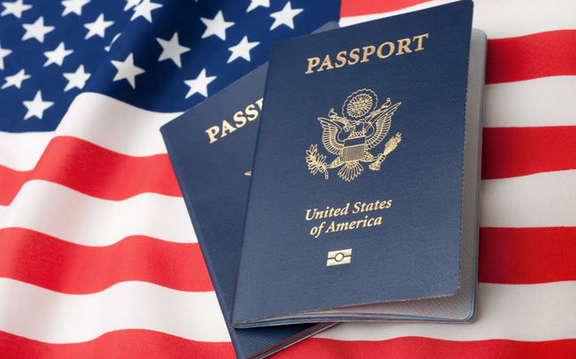 Vì sao cựu Tổng thống Trump có 3 cuốn hộ chiếu?