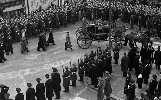 "Diện mạo" của nước Anh vào thế kỷ trước khi một vị quốc vương băng hà: Thế chiến vừa kết thúc, đám đông đổ về trung tâm London, công chúa vội vã trở về kế vị