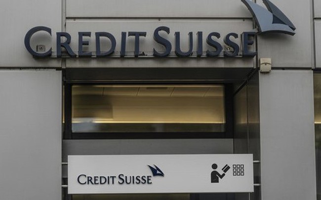 Credit Suisse sau 1 tuần đầy trắc trở: Khách hàng giàu có sợ hãi đòi rút tiền, các đối thủ 'thừa nước đục thả câu'