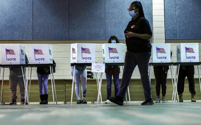 Thuyết âm mưu tràn ngập mạng xã hội Mỹ ngày bỏ phiếu giữa kỳ
