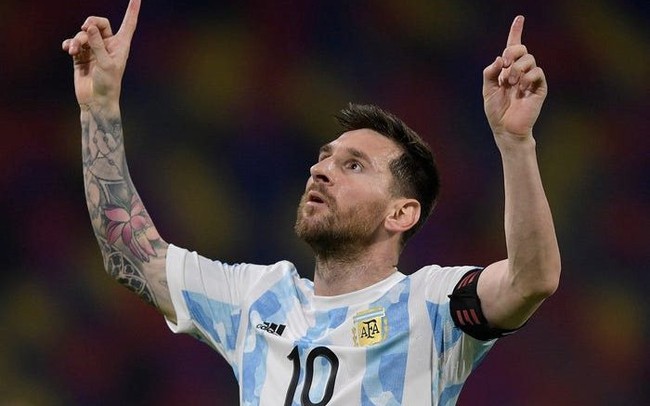 Vừa  bước vào kỳ World Cup cuối cùng, áo, giày của Messi đã được  'đặt gạch' đem đấu giá, ước tính thu nhiều triệu USD