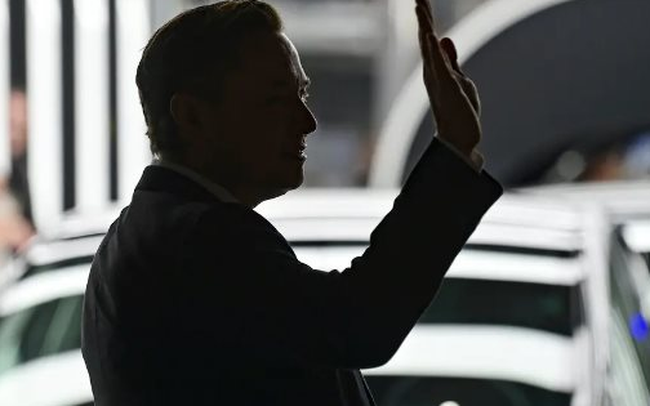 Cổ phiếu xuống đáy 2 năm, sắp mất vị thế thống trị ngành xe điện, CEO lơ là việc quản lý: Tesla sẽ đi về đâu?