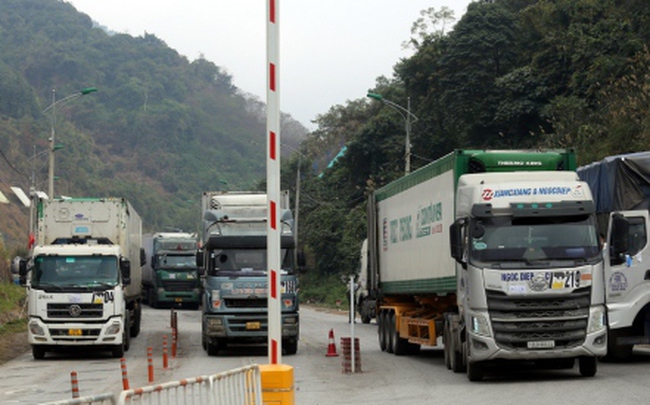 Các cửa khẩu nhộn nhịp khi Trung Quốc mở cửa biên giới