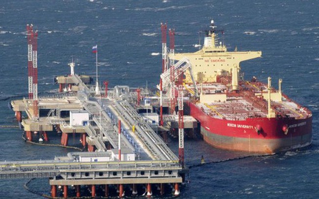 Một tháng sau khi bị áp trần, giá dầu thô chủ lực của Nga chưa bằng 1/2 giá dầu quốc tế